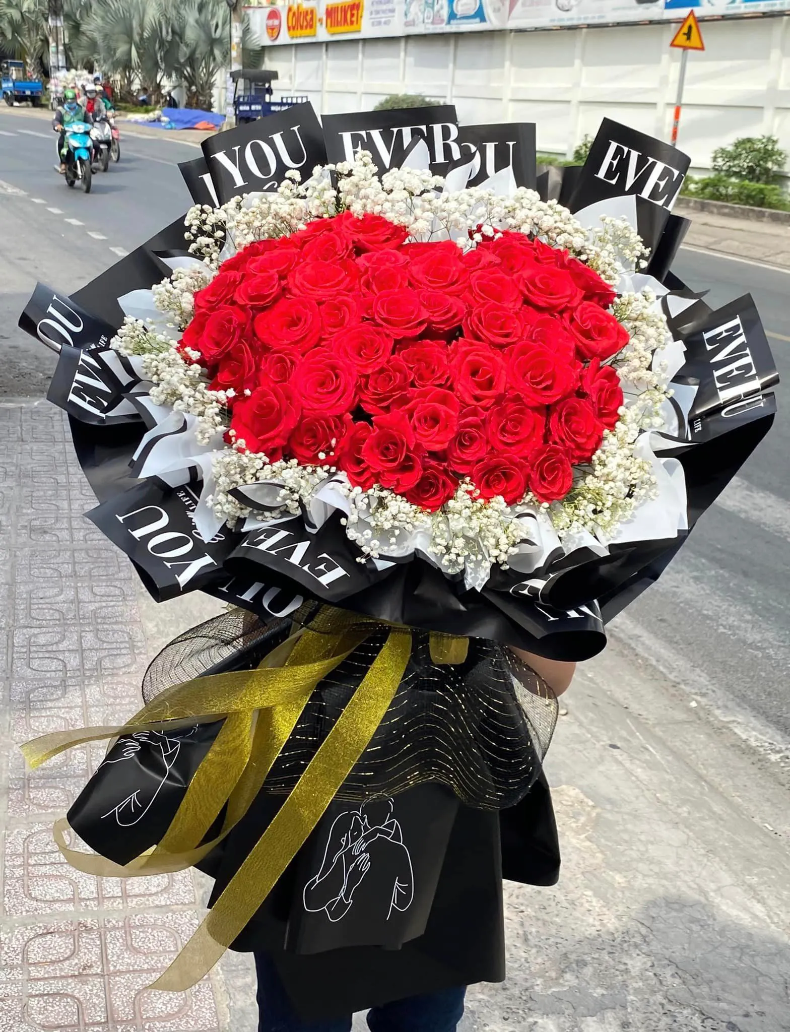 Bó hoa được Hoa tươi Eros Floral Design thiết kế dành cho khách hàng nhân dịp Lễ đặc biệt