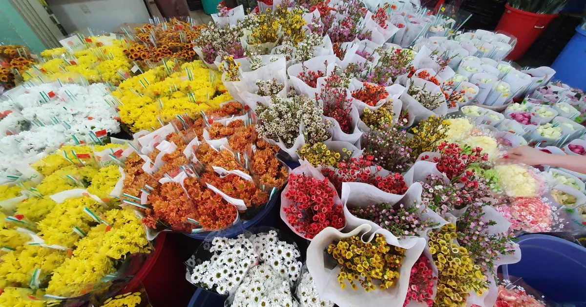 Nhiều loại hoa đặc sắc được bán tại chợ Hoa Hồ Thị Kỉ