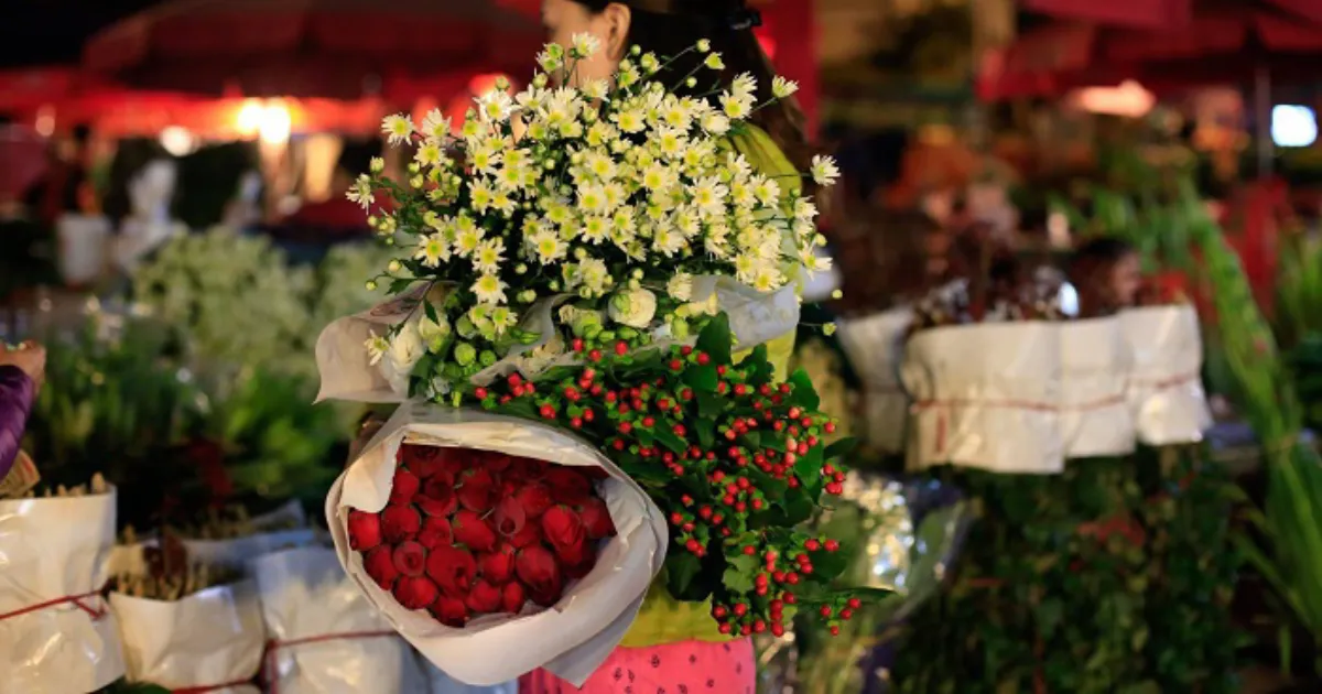 Hoa tại chợ hoa Hồ Thị Kỉ tươi từ sáng đến tối 