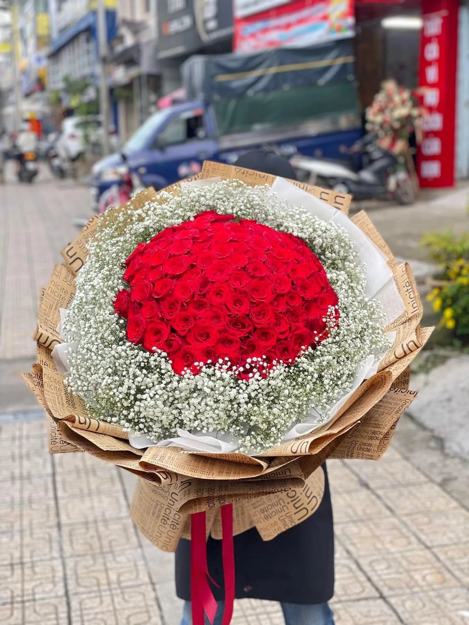 Bó hoa được thiết kế theo yêu cầu của khách hàng tại Tiệm hoa nhà mình