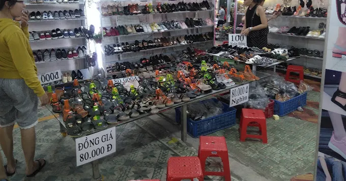 Giày dép thời trang tại chợ đêm Bắc Ninh