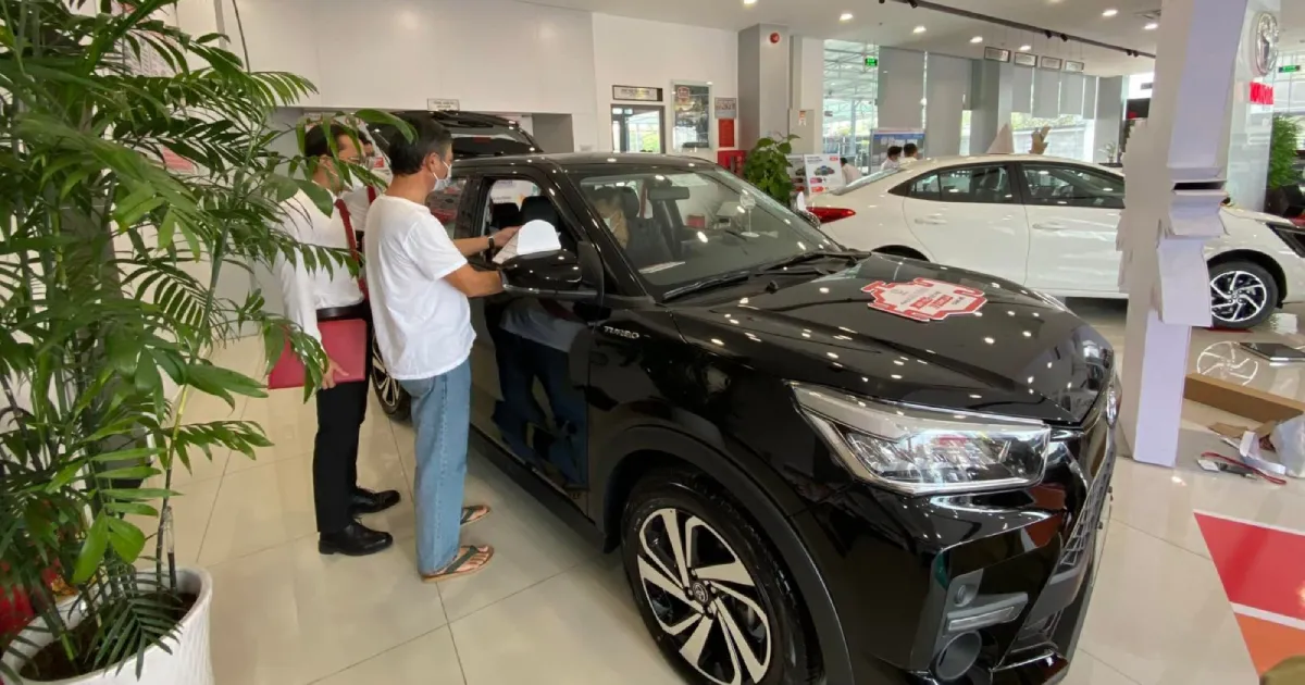 Nhân viên tư vấn bán hàng tại Toyota Thủ Đức