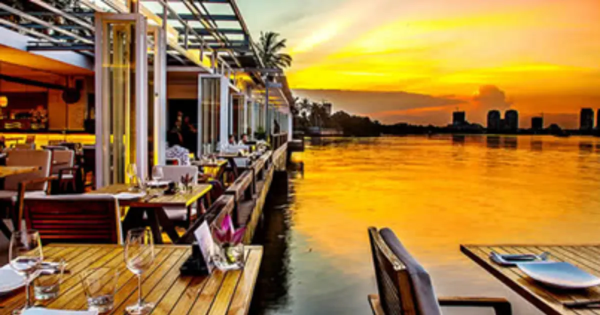 Khung cảnh buổi chiều tại The Deck Saigon