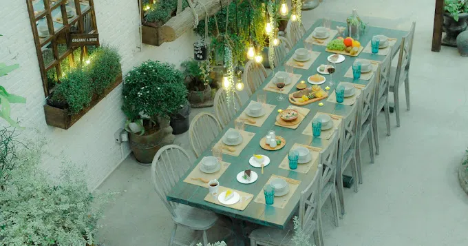 Phục vụ đồ ăn hấp dẫn tại Farmer's Garden Quận 7