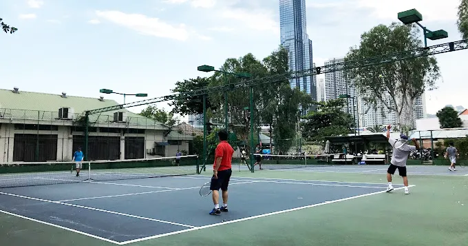 Sân tennis tại khu du lịch Tân Cảng