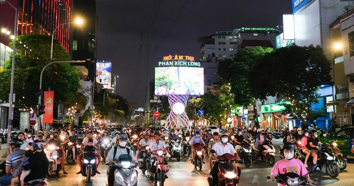 Phố ẩm thực Phan Xích Long - Điểm hẹn ẩm thực mới ở Sài Gòn