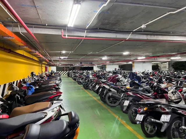 Bãi giữ xe tại Vạn Hạnh Mall