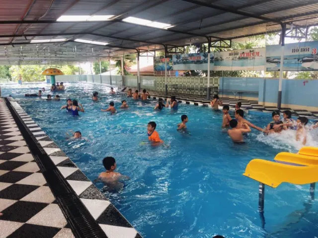 Hồ bơi Ba Chị Em Hóc Môn