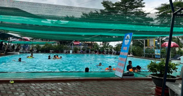 Hồ bơi Nhà Thiếu Nhi Hóc Môn