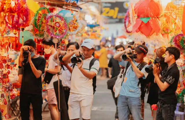 Check-in với hàng loạt mẫu đèn nhiều màu sắc