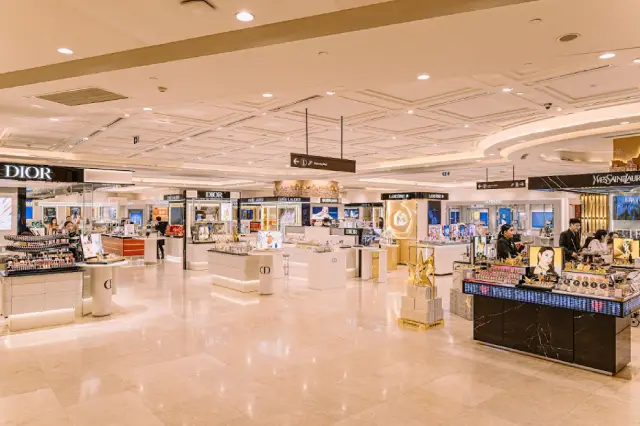 Khu vực mua sắm Takashimaya