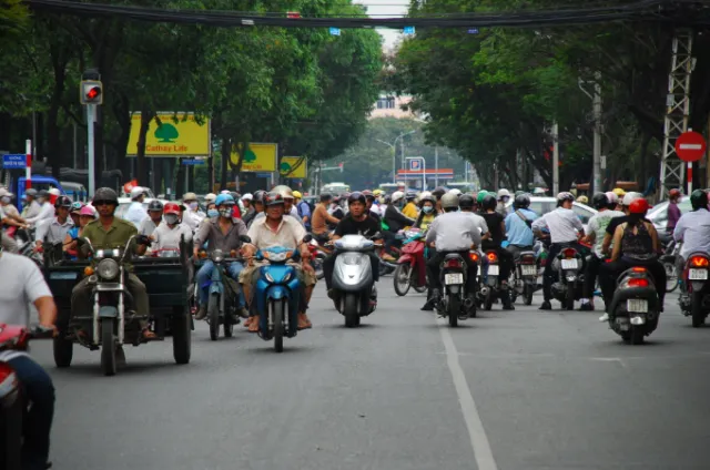 Giao thông và Dịch vụ Xe cộ tại Phường Bến Thành