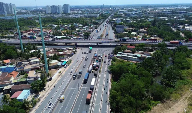 Giao thông và dịch vụ xe cộ tại Phường Cát Lái