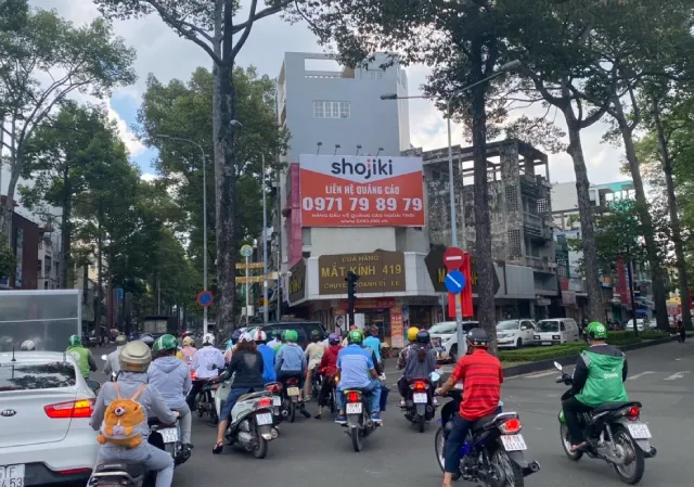  Giao thông và dịch vụ xe cộ tại Phường Diên Hồng