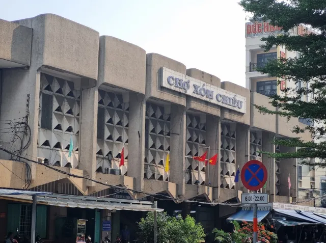 Chợ Xóm Chiếu thuộc Phường Xóm Chiếu, TP.HCM