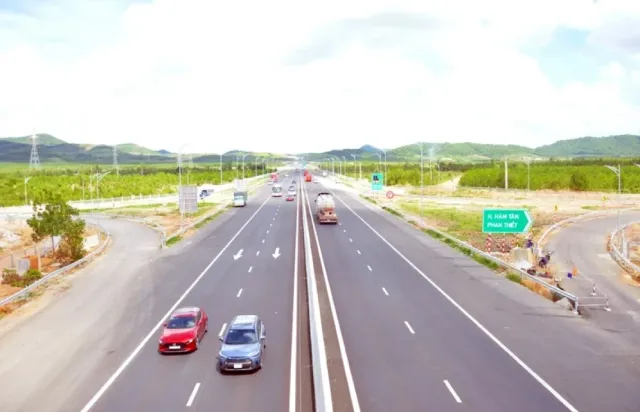 Giao thông và dịch vụ xe cộ tại xã Bàu Lâm