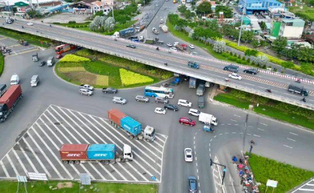 Giao thông và dịch vụ xe cộ tại xã Bình Chánh